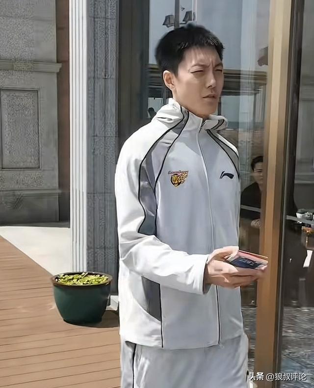 乐鱼体育平台-简单粗暴宠粉！胡明轩给客场粉丝送球票 今夜战青岛能否走出低迷